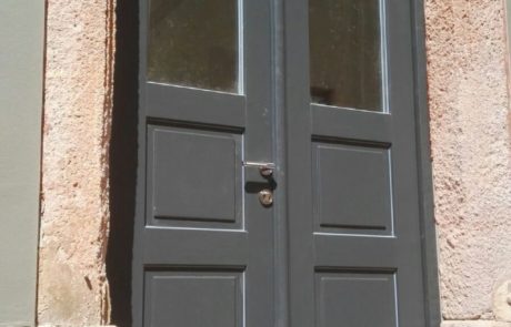 Antracytowe drzwi wejściowe z modrzewia