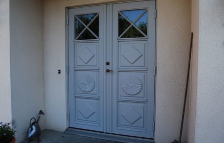 Rustykalne modrzewiowe dwuskrzydłowe drzwi wejściowe