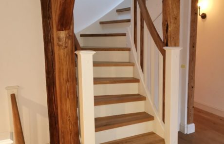 Drewniane schody policzkowe