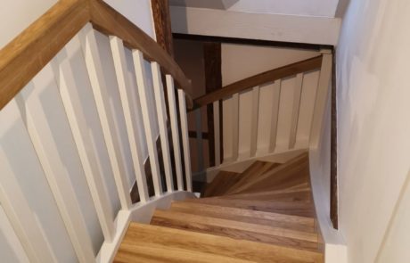 drewniane schody policzkowe