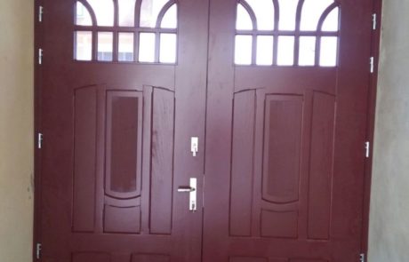Modrzewiowe drzwi dwuskrzydłowe do klatki schodowej