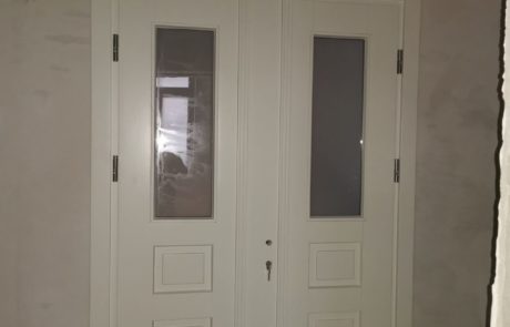 drewniane drzwi wejściowe - wewnątrz mieszkania