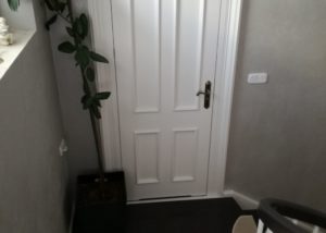 Białe drzwi pokojowe z drewna litego