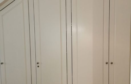 Garderoba i szafy skośne na poddaszu