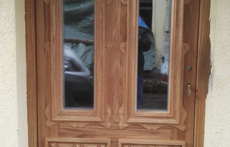 Rustykalne modrzewiowe drzwi wejściowe