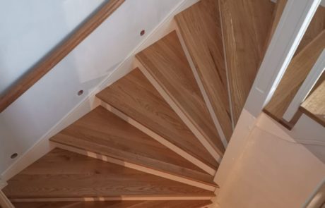 Drewniane schody z balustradami na schody betonowe