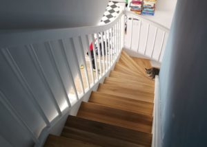 Drewniane schody policzkowe ażurowe